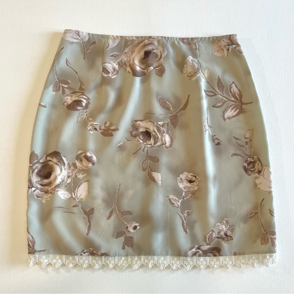 Vintage Floral Print Mini Skirt with Lace Trim